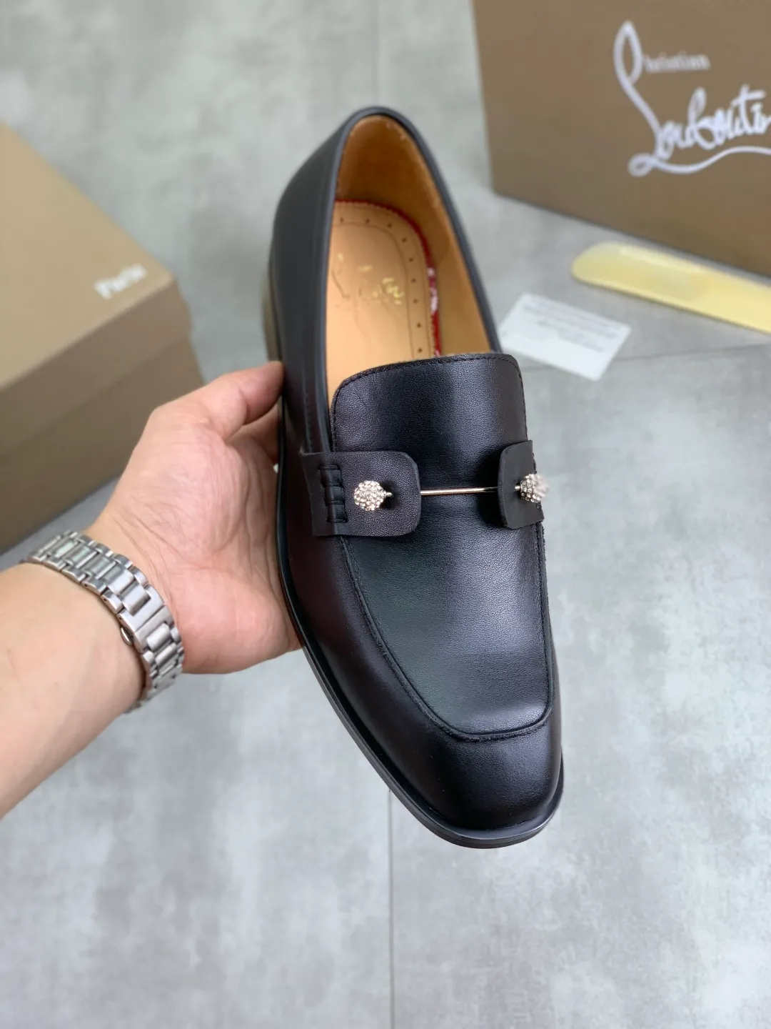 Men's shoes 💰P760 new style 💰high version 🇮🇹 CL red bottom series top purchasing original order series🔍🔍/🇮🇹Italian imported cowhide, imported genuine leather lining💪💪, completely 1⃣️ vs 1⃣️🇮🇹💪💪, ⚠Sole: The original sole provided by the original factory, the exclusive movable molded sole is super comfortable, ⚠Original factory follow-up goods, 🔍🔍high quality, you can come in and out at will, welcome to compare ⚠Size: 38-44 (45 46 can be customized)